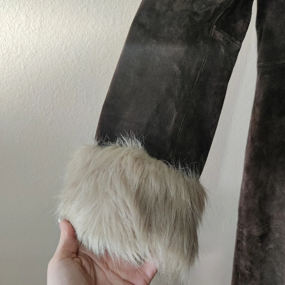 Vintage Brown Leather Jacket with Plush Cream Fur Collar - Picture 12 of 16